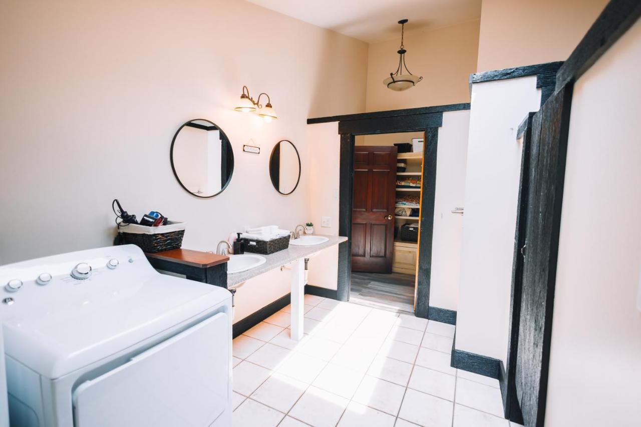 Downtown Escape Great For Large Families & Groups Villa Sugarcreek Dış mekan fotoğraf